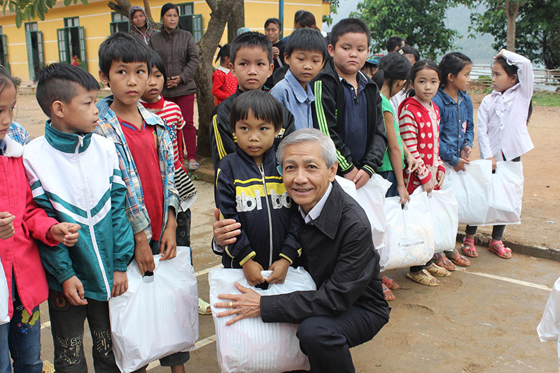 300 GIFTS HANDED OVER TO POOR CHILDREN IN HA TINH