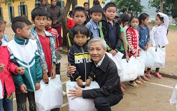 REVITALIZING MAI CHAU CHILDREN TO SCHOOL