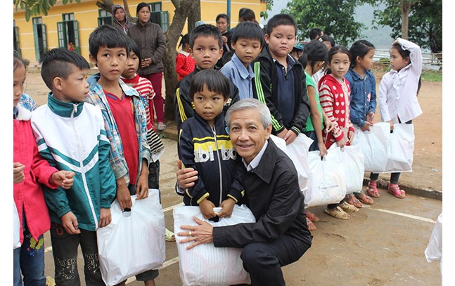 300 phần quà trao tay trẻ em nghèo Hà Tĩnh