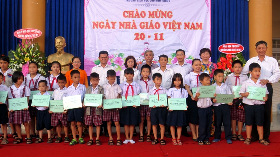 KIEN VUONG AWARDED 20 SCHOLARSHIPS TO "LIGHT UP DREAMS"