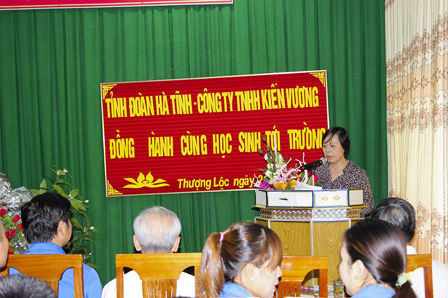 300 phần quà trao tay trẻ em nghèo Hà Tĩnh