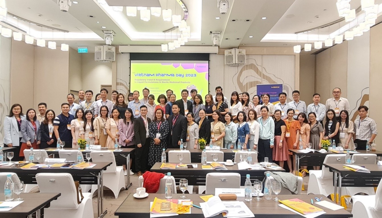 Kien Vuong cooperates with Merck to organize a pharmacy seminar on drug registration and preparation