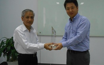 Kien Vuong receives the reward as the Best Distributor in Southeast Asia from Dupont